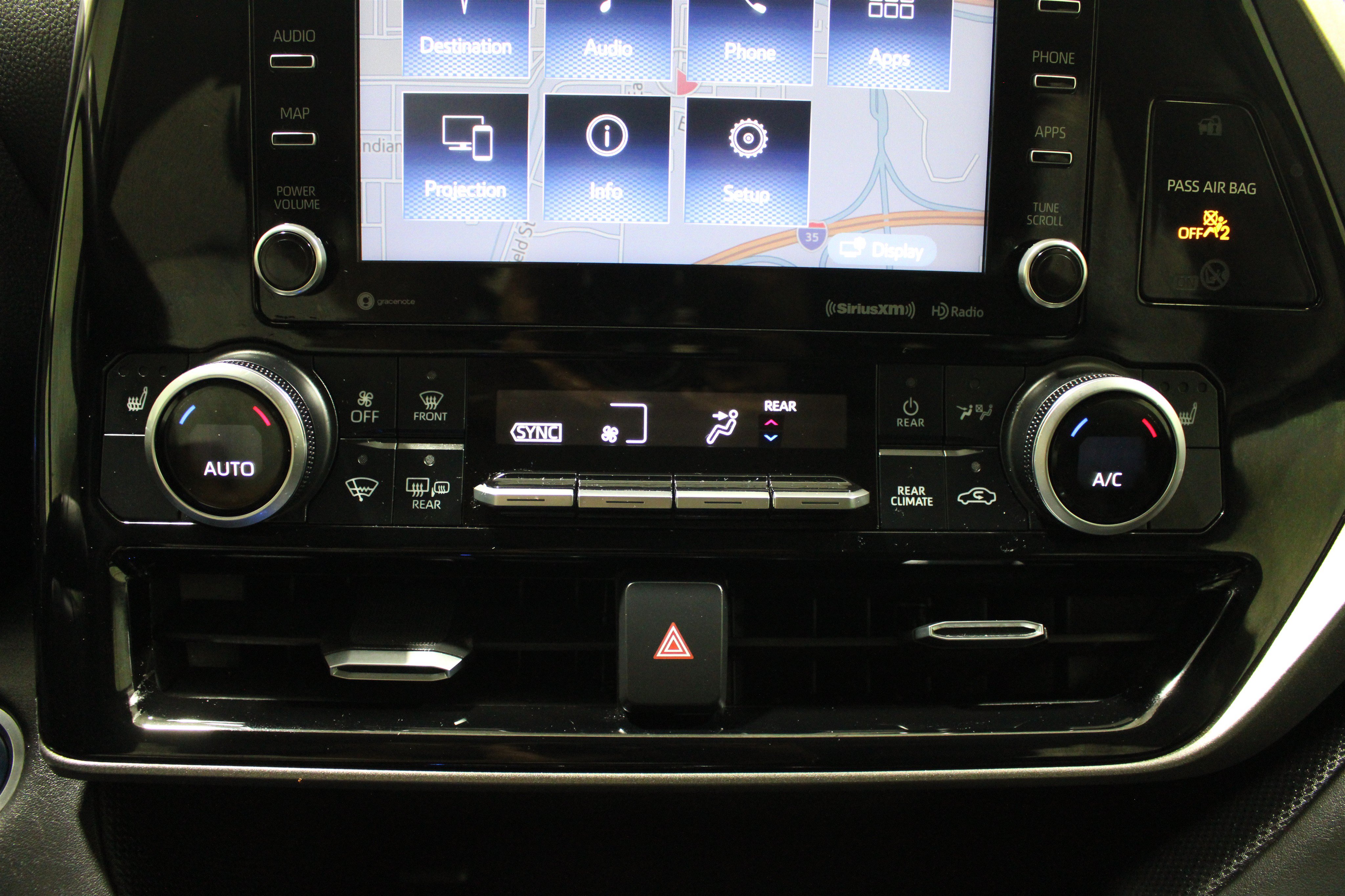 Used 2020 Toyota Highlander XLE AWD/4WD image 16