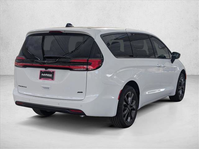 New 2026 Chrysler Pacifica Select image 2