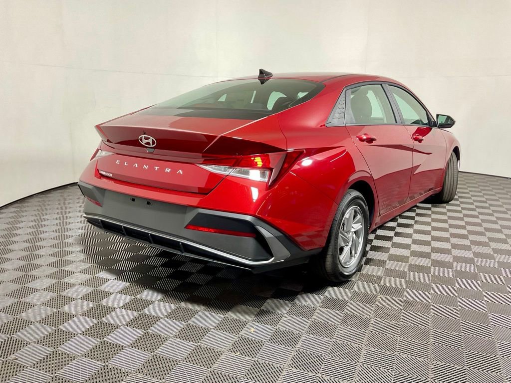 New 2025 Hyundai Elantra SE image 17