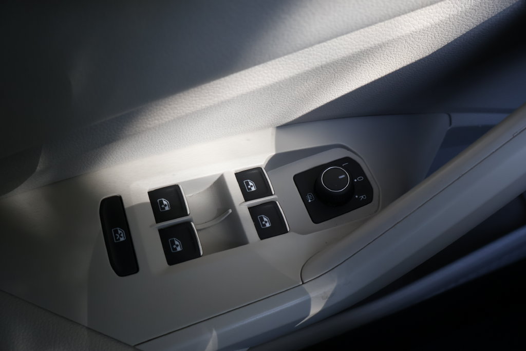 Used 2024 Volkswagen Jetta SE FWD image 37