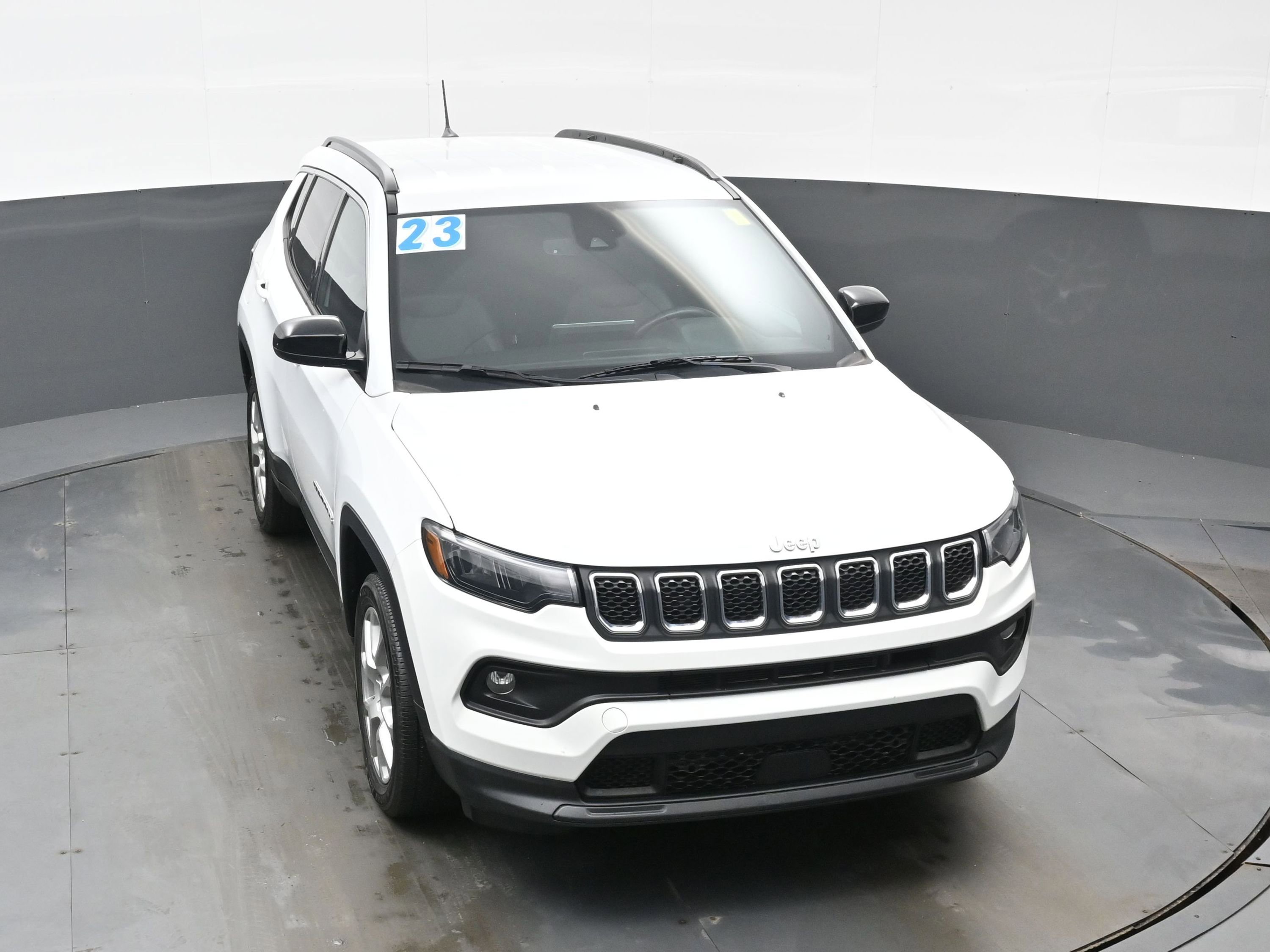 Used 2023 Jeep Compass Latitude image 40