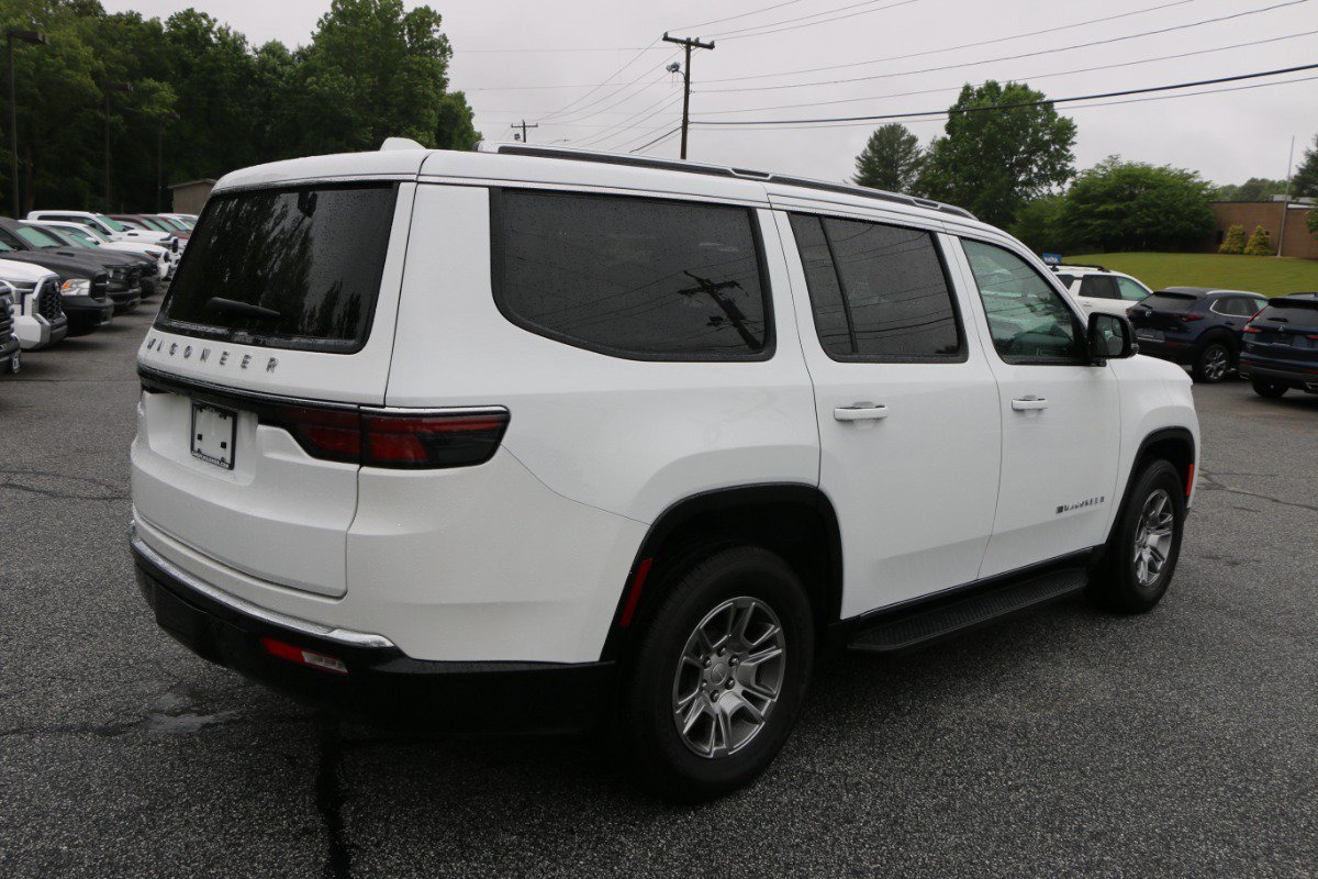 Used 2023 Jeep Wagoneer 2WD image 7