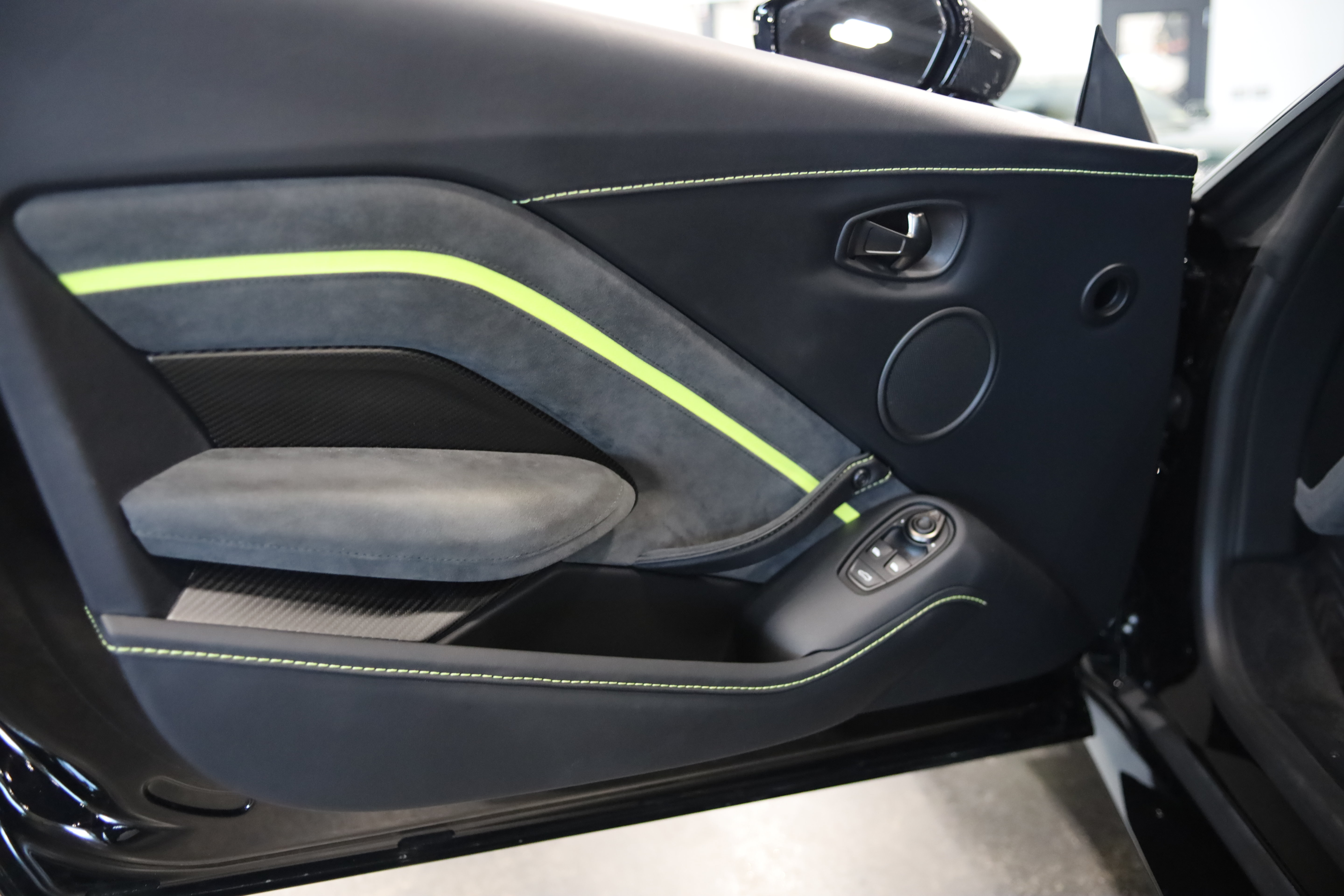 Used 2023 Aston Martin V8 Vantage Coupe RWD image 11