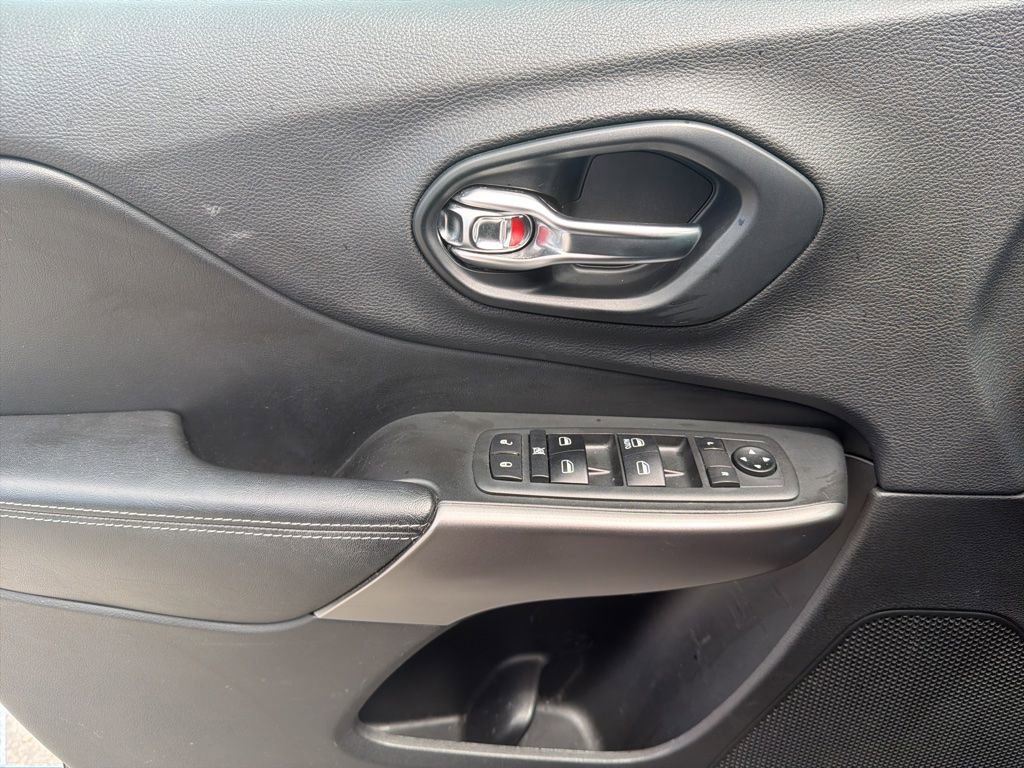 Used 2019 Jeep Cherokee Latitude w/ Cold Weather Group AWD/4WD image 15