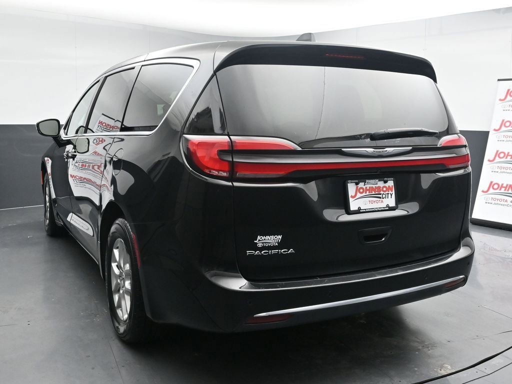 Used 2024 Chrysler Pacifica Touring-L image 6