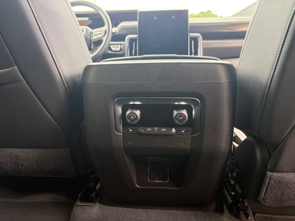 Used 2025 GMC Yukon AT4 AWD/4WD image 15