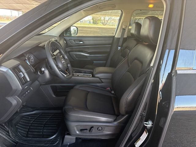 Used 2024 Nissan Pathfinder SL w/ Black Appearance Package image 13