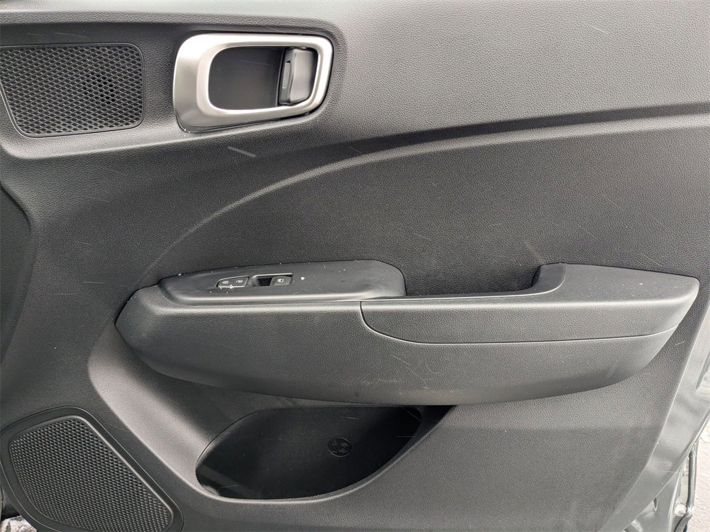 Used 2025 Hyundai Venue SEL image 34