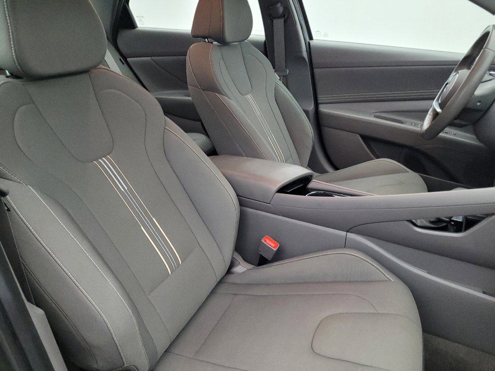 Used 2025 Hyundai Elantra SEL FWD image 21