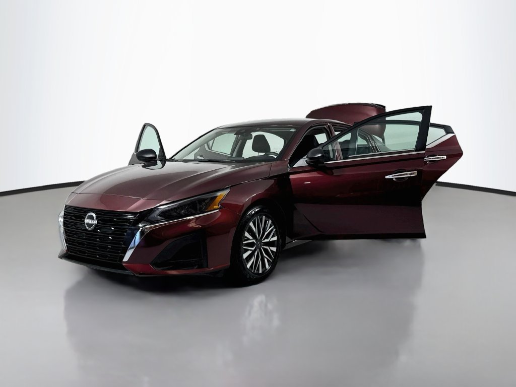 Used 2025 Nissan Altima 2.5 SV FWD image 18