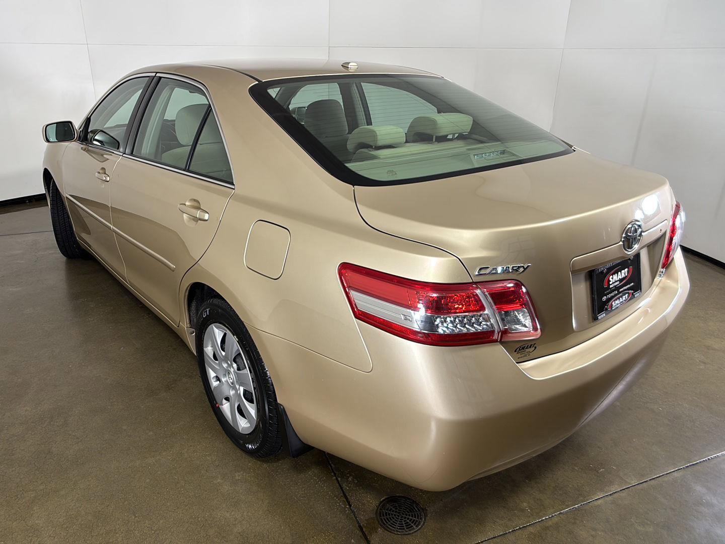 Used 2011 Toyota Camry LE FWD image 12