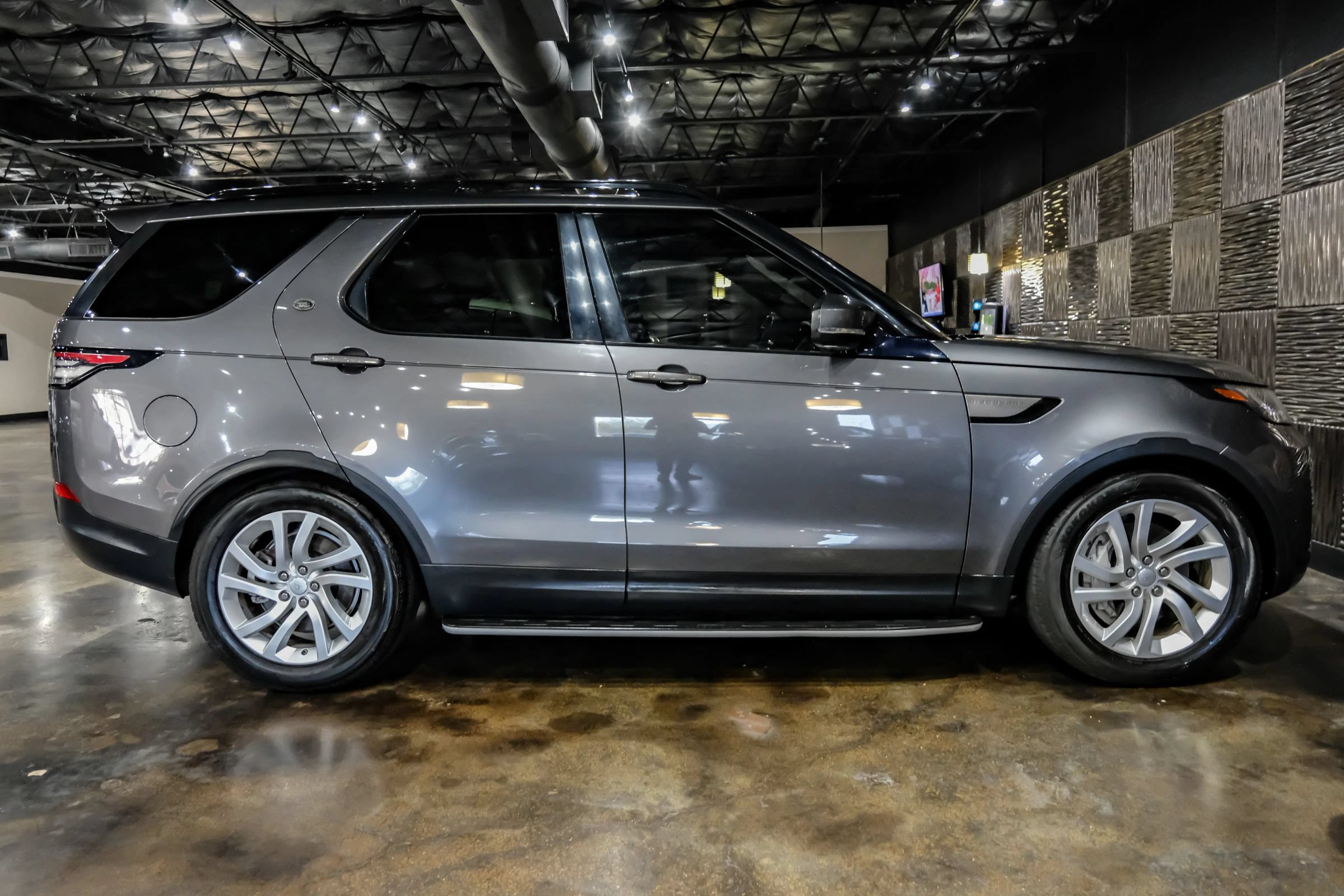 Used 2018 Land Rover Discovery SE AWD/4WD image 8