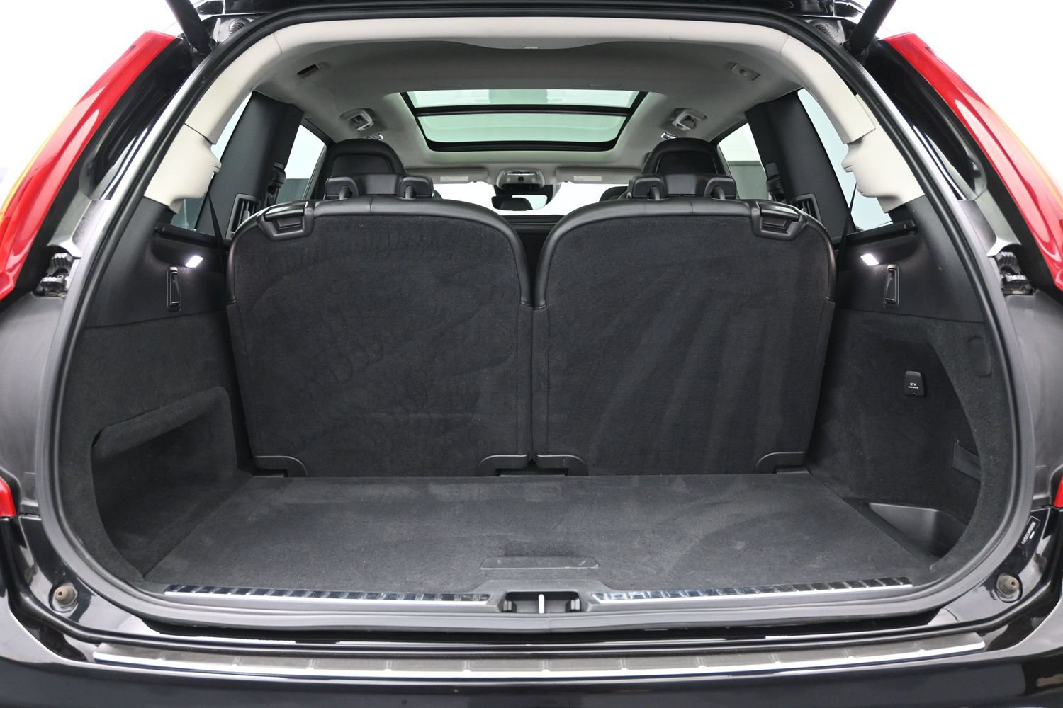 Used 2021 Volvo XC90 T5 Momentum w/ Protection Package Premier FWD image 8
