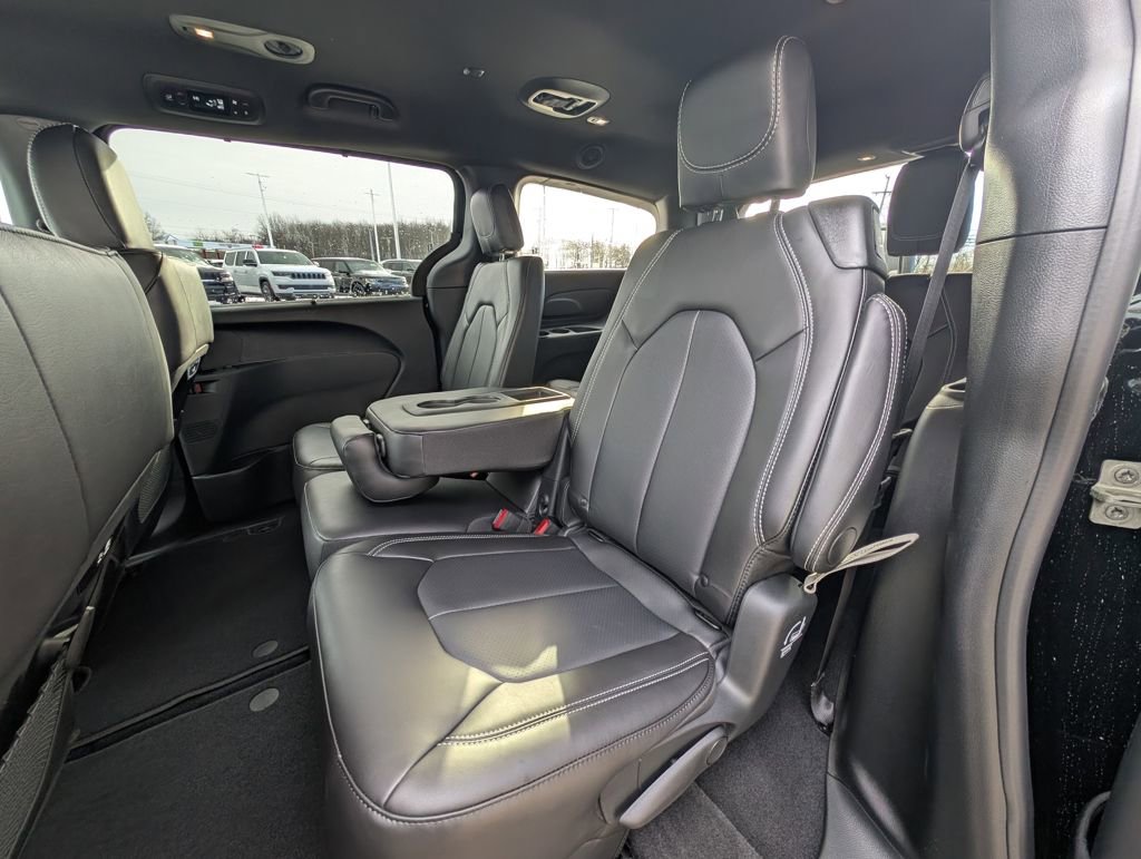 New 2026 Chrysler Pacifica Select w/ S Appearance Package FWD image 16
