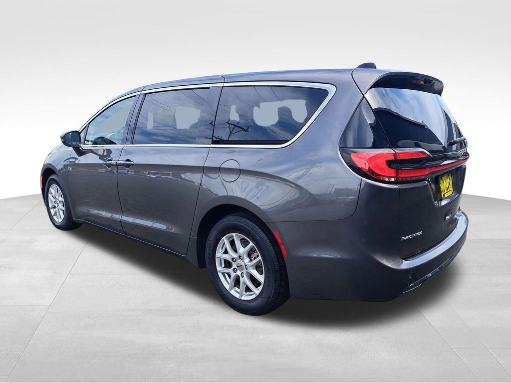 Used 2023 Chrysler Pacifica Touring-L FWD image 3
