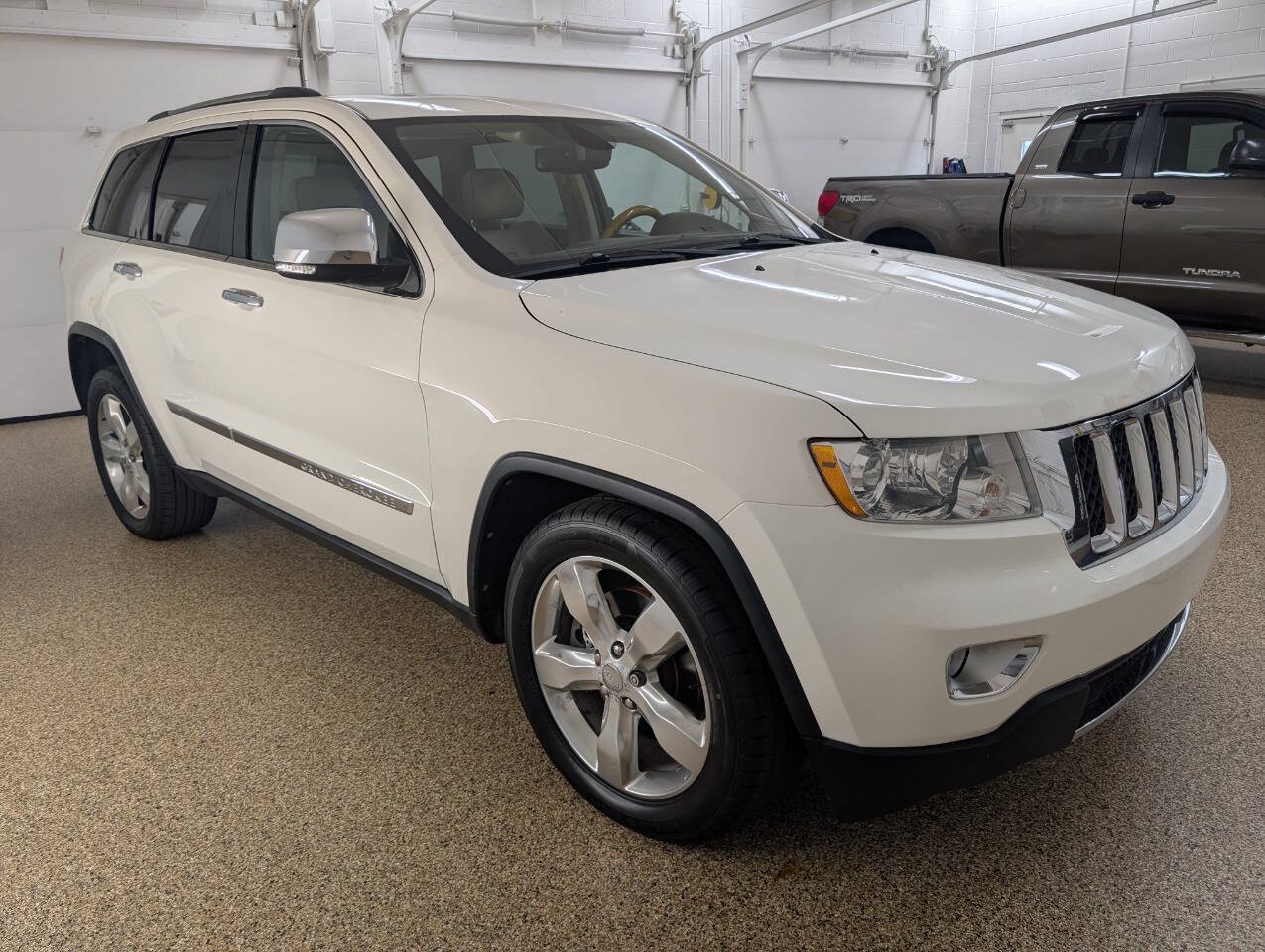 Used 2012 Jeep Grand Cherokee Overland w/ Mopar Chrome Edition Group AWD/4WD image 5