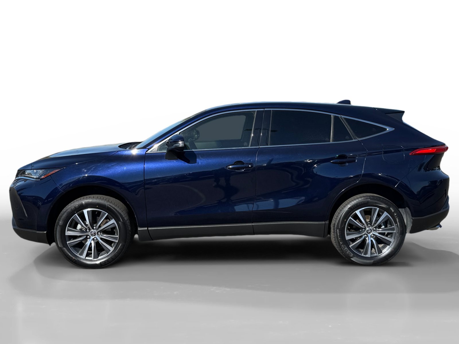Used 2022 Toyota Venza LE AWD/4WD image 2