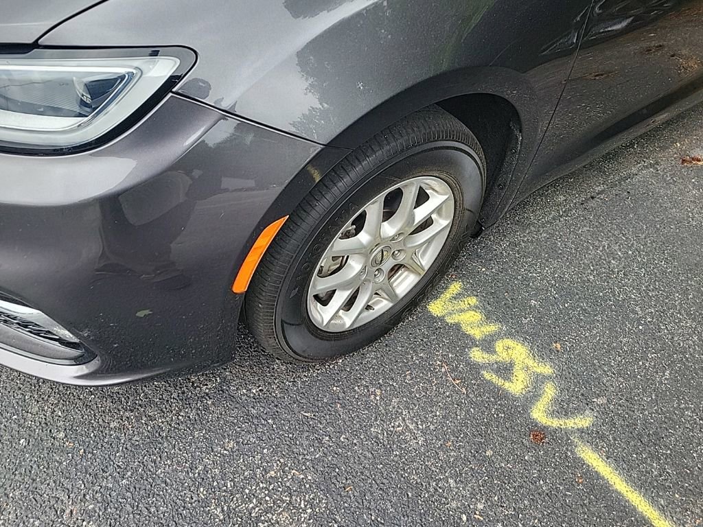 Used 2023 Chrysler Pacifica Touring-L FWD image 15
