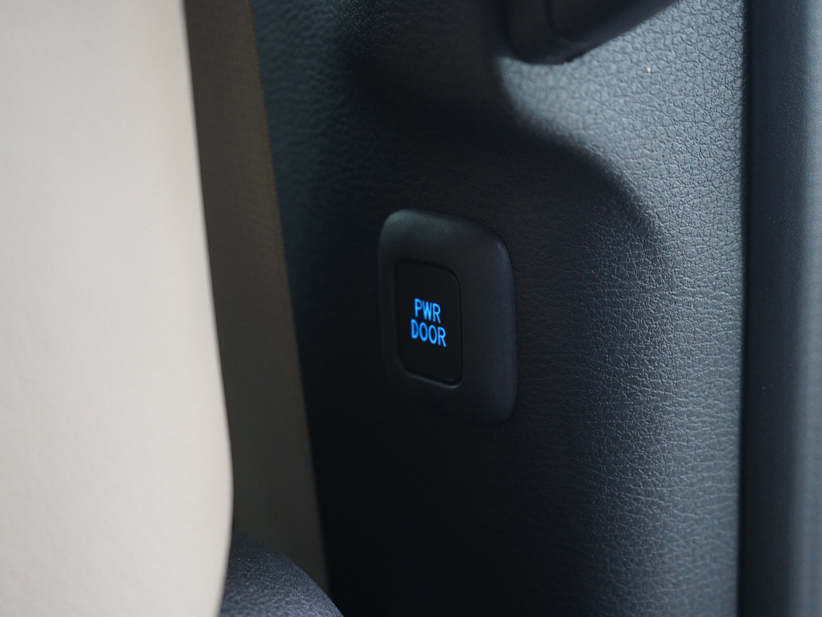 Used 2021 Toyota Sienna Limited image 19