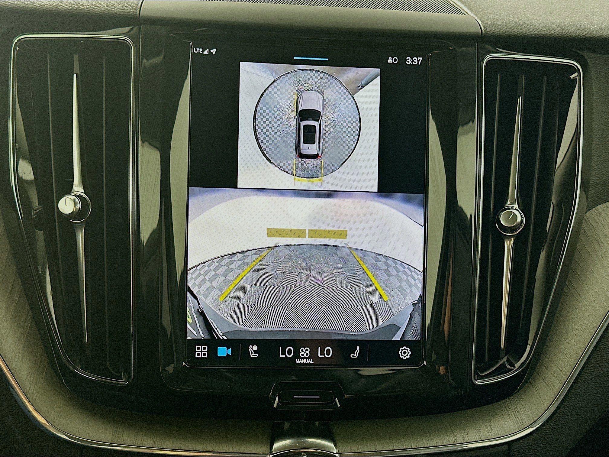 Used 2025 Volvo XC60 B5 Plus w/ Climate Package image 23