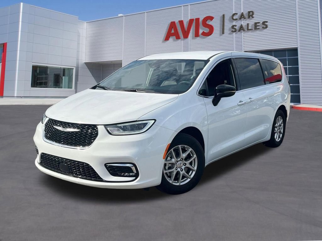 Used 2025 Chrysler Pacifica Select