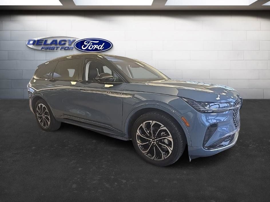 Used 2025 Lincoln Nautilus Reserve image 7