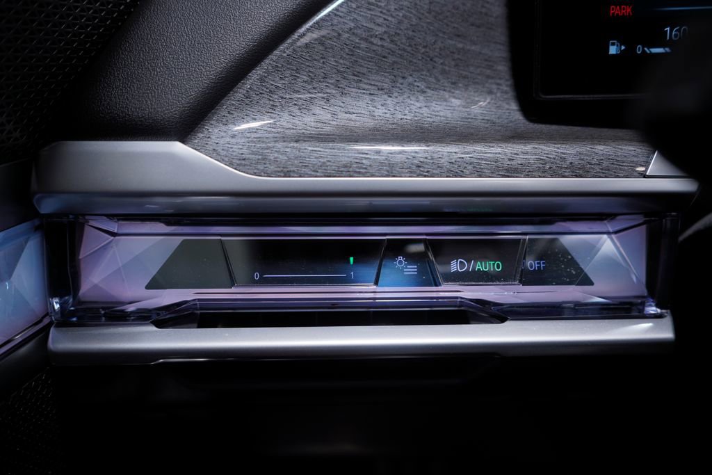 Used 2023 BMW 740i w/ Parking Assistance Package image 18