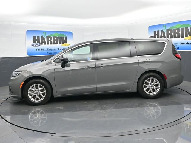 Used 2025 Chrysler Pacifica Select image 2