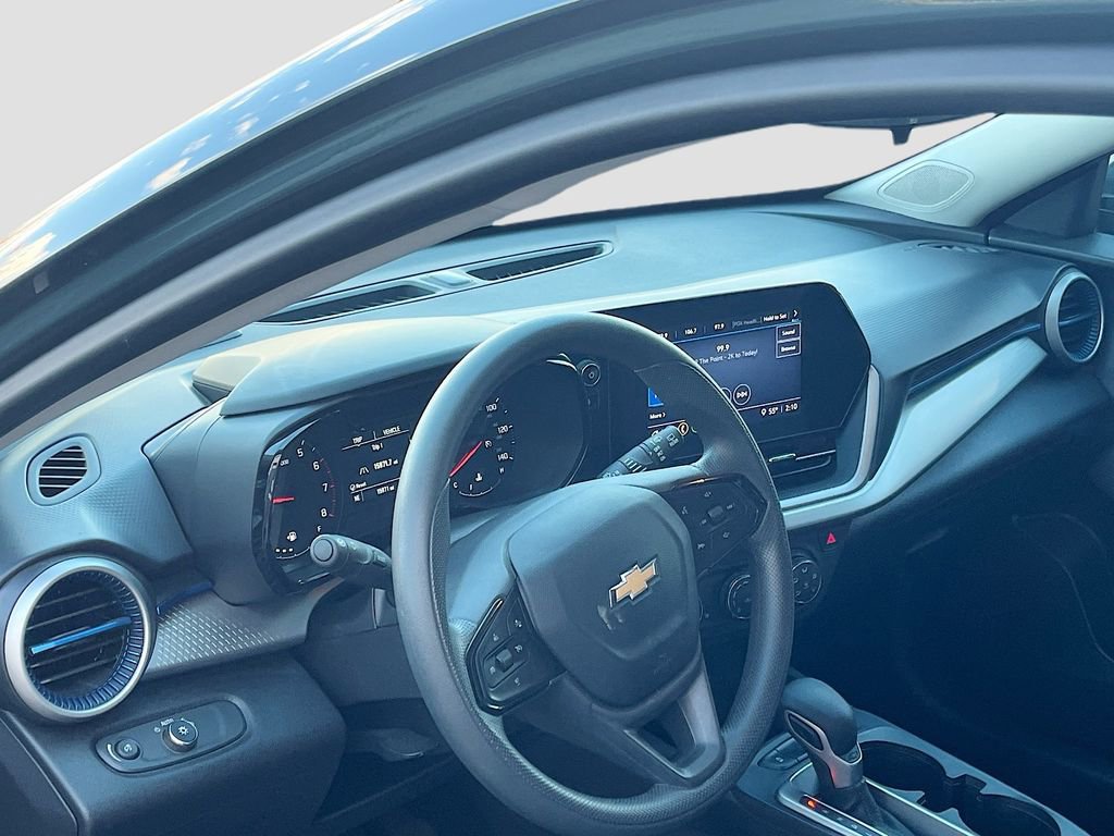Used 2025 Chevrolet Trax LS w/ LS Convenience Package image 9
