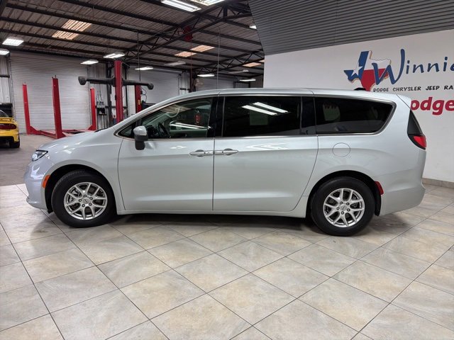 Used 2023 Chrysler Pacifica Touring-L image 6