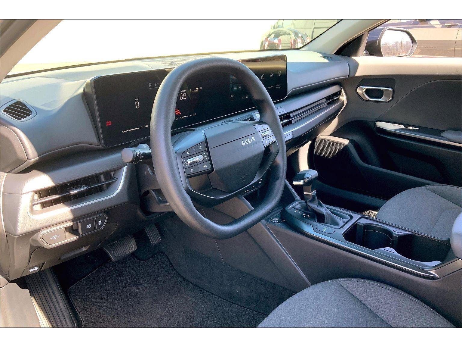 Used 2025 Kia K4 LX image 13