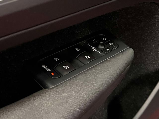 Used 2020 Volvo XC40 T4 Momentum image 16