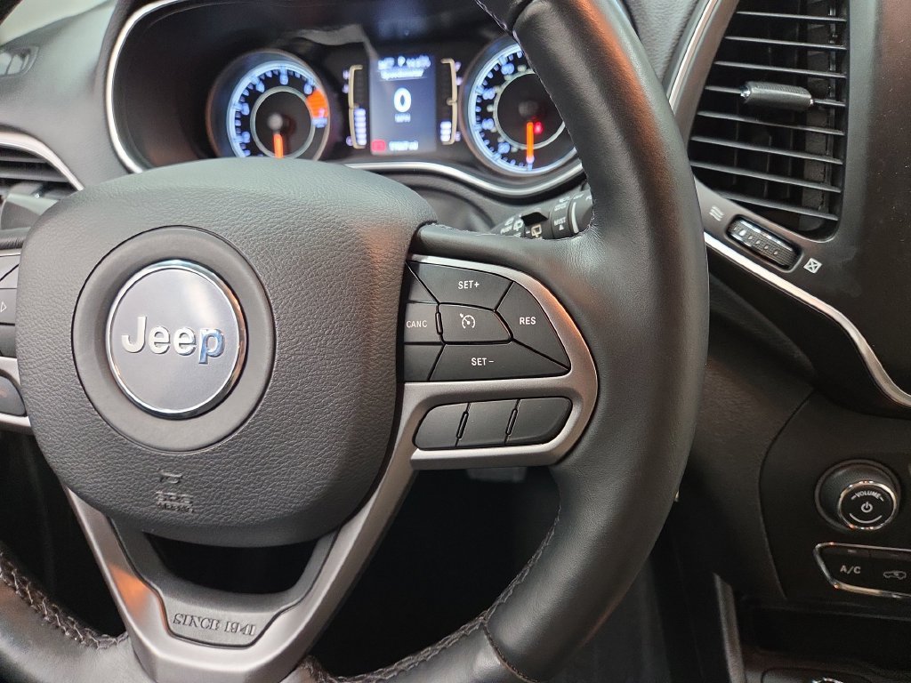 Used 2019 Jeep Cherokee Latitude w/ Cold Weather Group AWD/4WD image 17