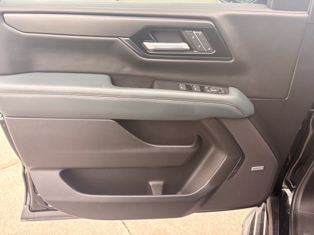 Used 2025 GMC Yukon AT4 AWD/4WD image 11
