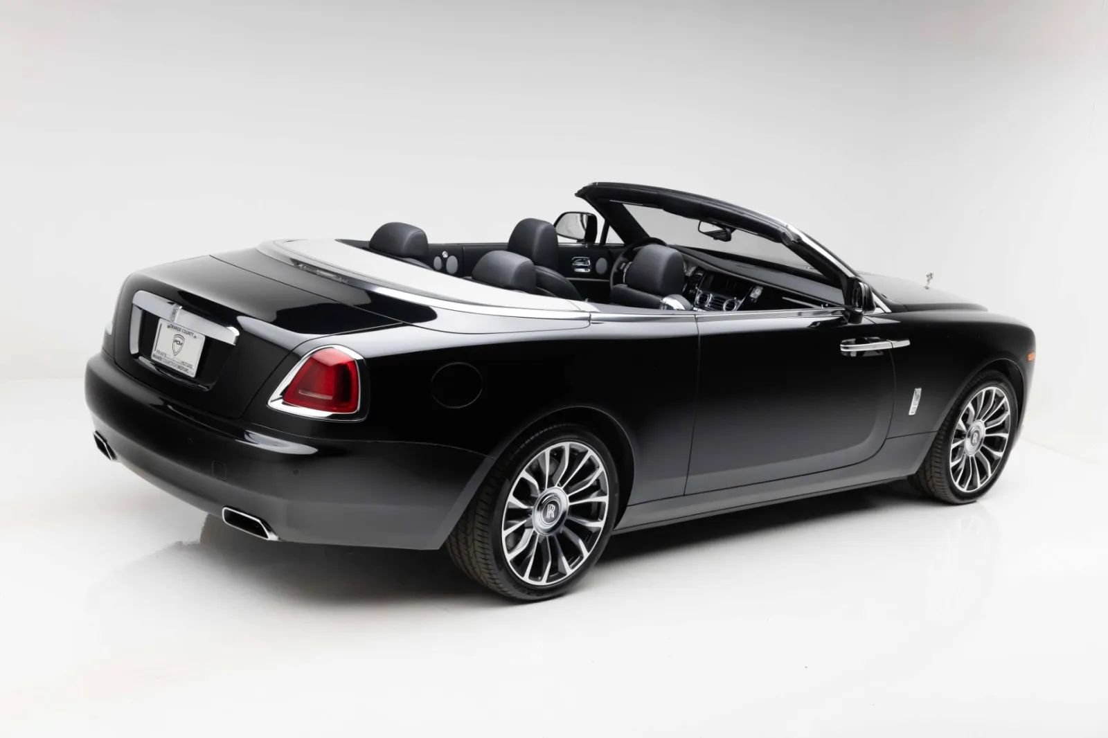 Used 2019 Rolls-Royce Dawn RWD image 3