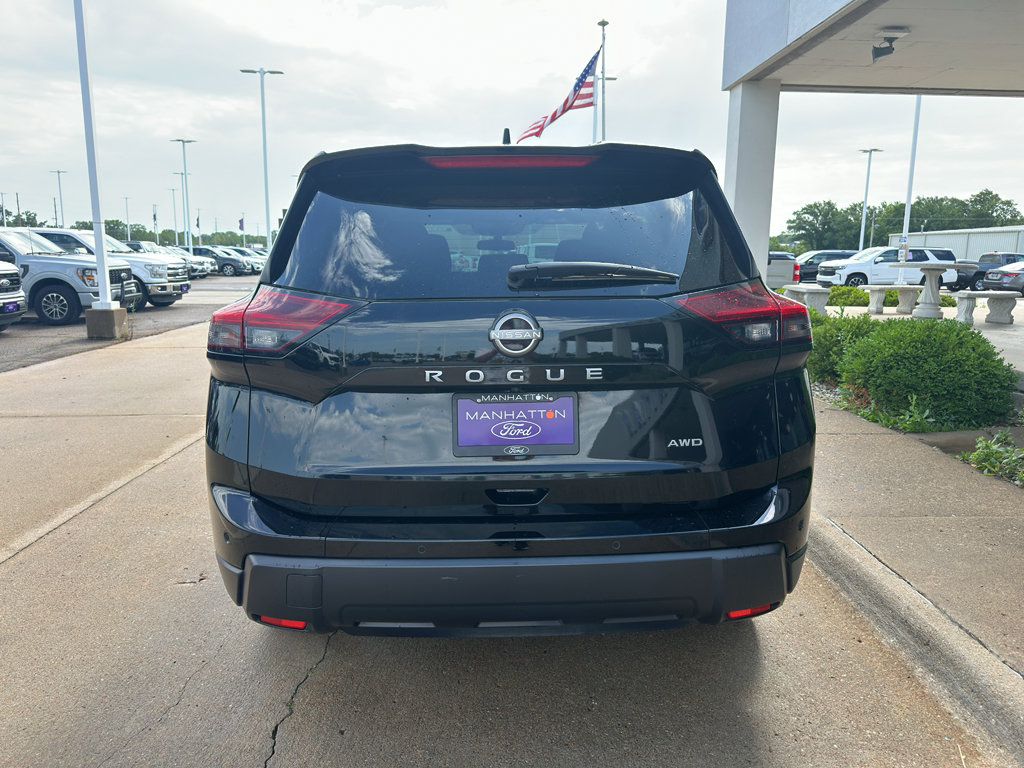 Used 2024 Nissan Rogue S AWD/4WD image 9