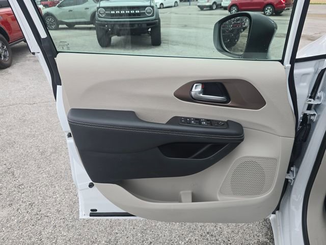 Used 2024 Chrysler Voyager LX image 11