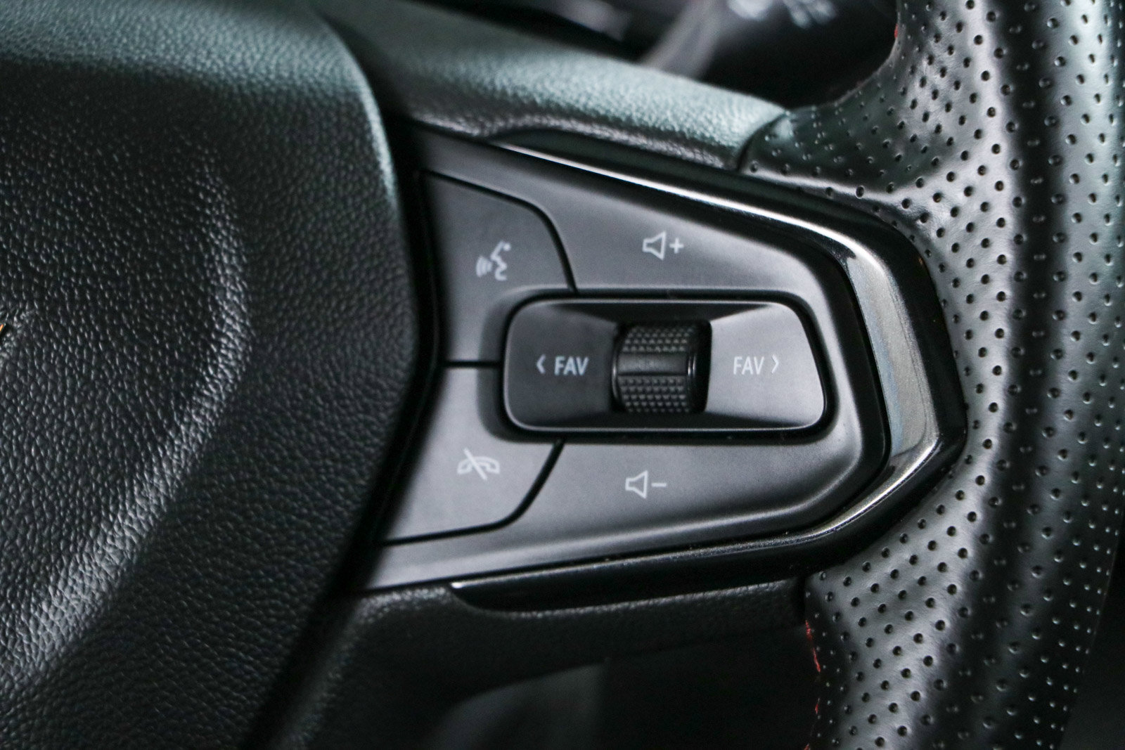 Used 2024 Chevrolet Trax RS w/ Sunroof Package FWD image 14