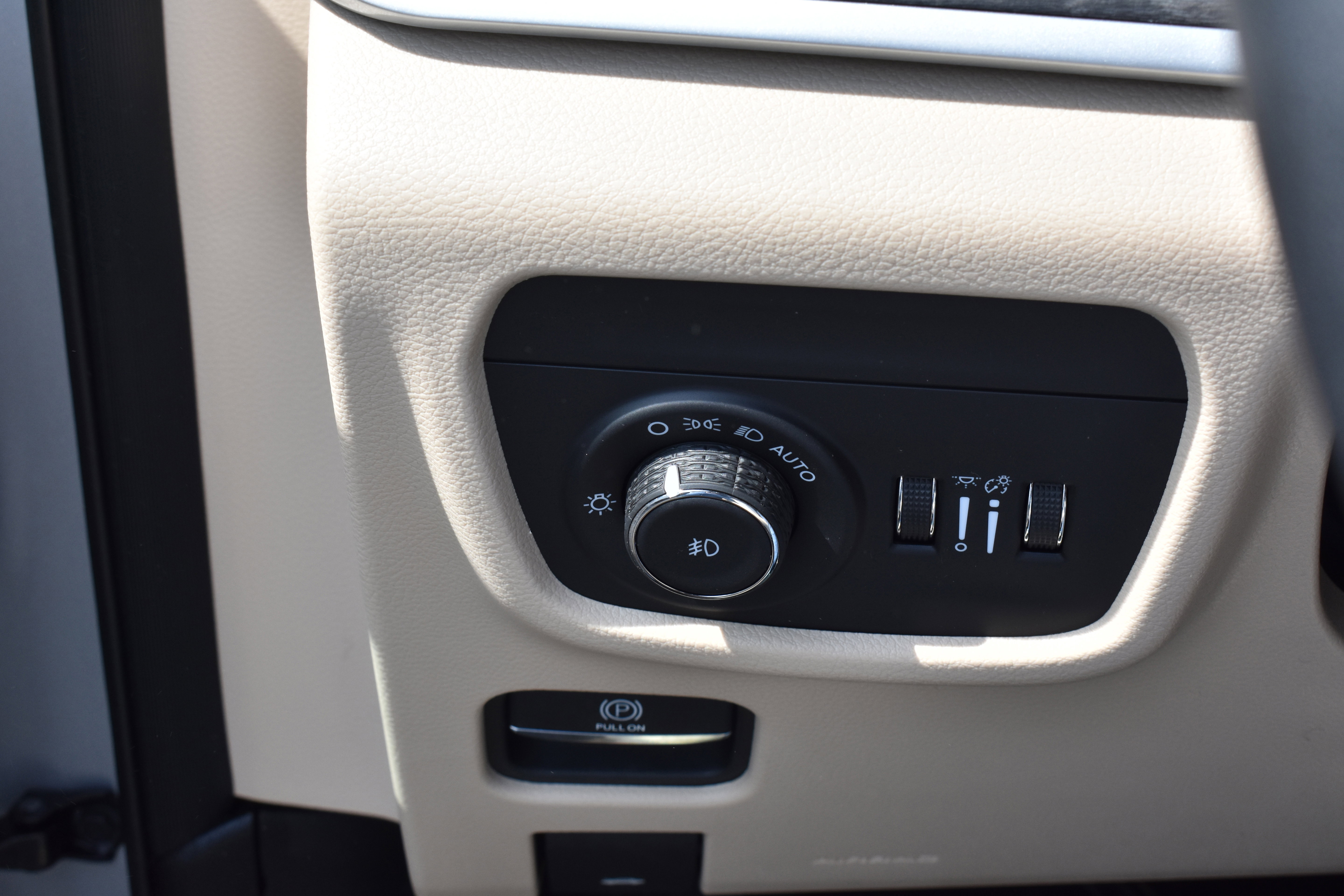 Used 2025 Jeep Grand Cherokee Limited w/ Luxury Tech Group II image 16