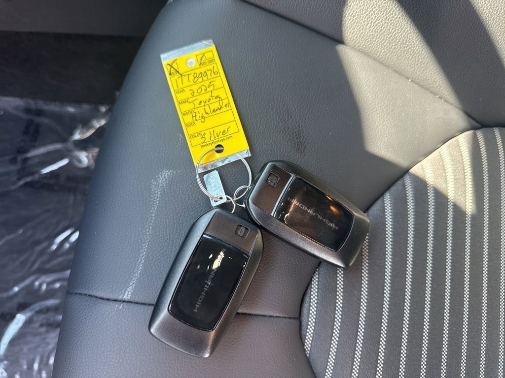 Used 2025 Toyota Highlander Limited image 32