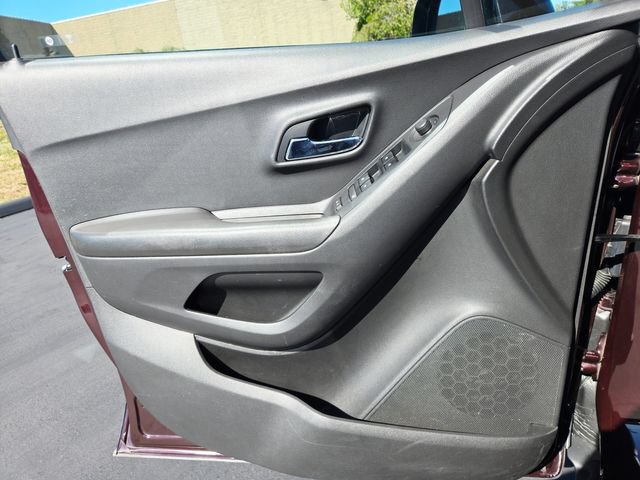 Used 2021 Chevrolet Trax LT w/ LT Convenience Package FWD image 29