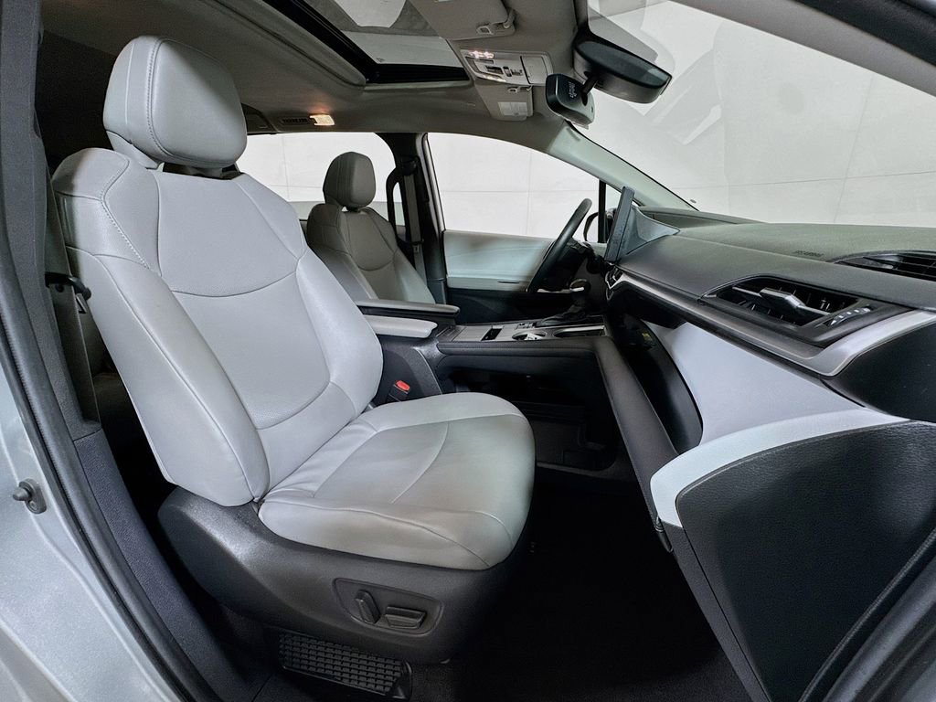 Used 2025 Toyota Sienna XLE image 28