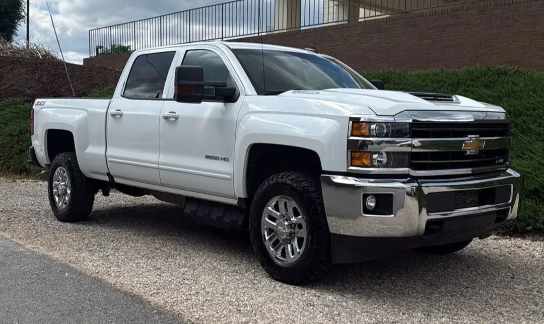 Used 2019 Chevrolet Silverado 2500 LT AWD/4WD image 3