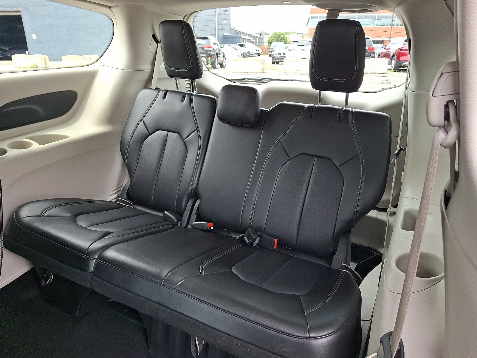 Used 2024 Chrysler Pacifica Touring-L FWD image 7