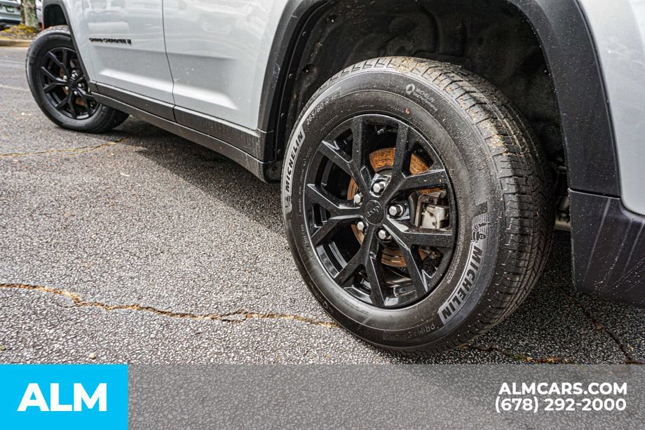 Used 2025 Jeep Grand Cherokee Altitude AWD/4WD image 15