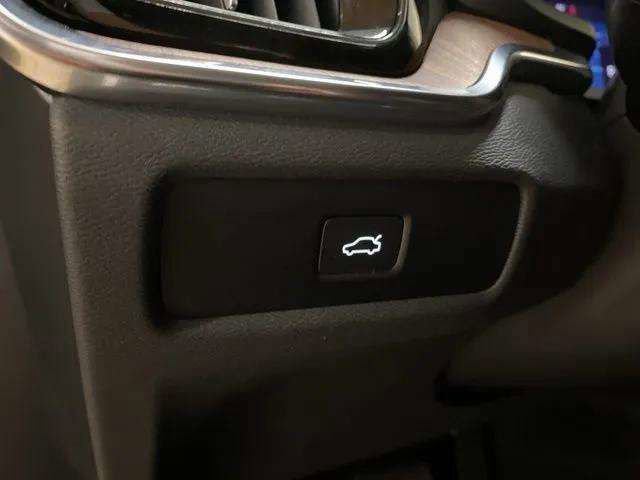 Used 2025 Volvo V60 B5 Cross Country Plus AWD/4WD image 32