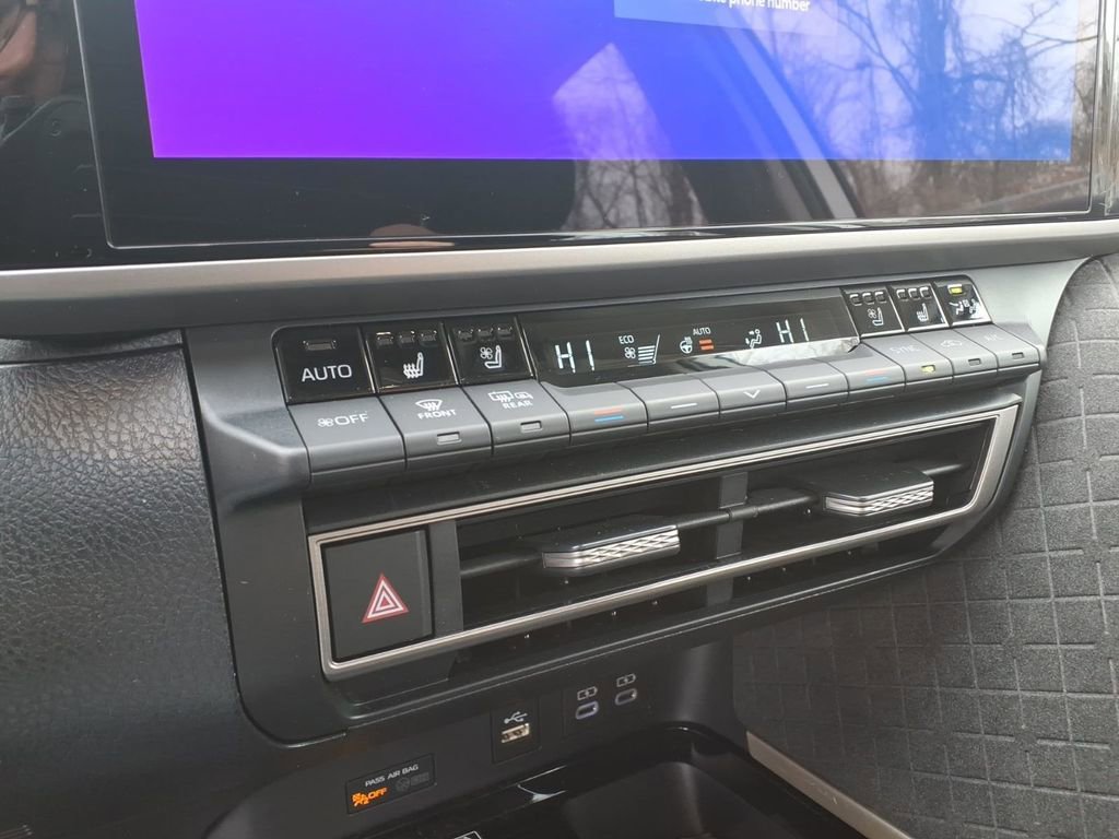 Used 2025 Toyota Camry XLE w/ Premium Package image 16