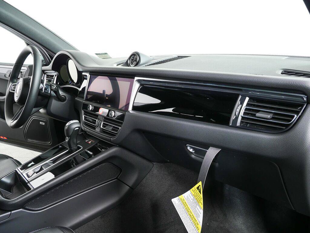 Certified 2026 Porsche Macan AWD/4WD image 25