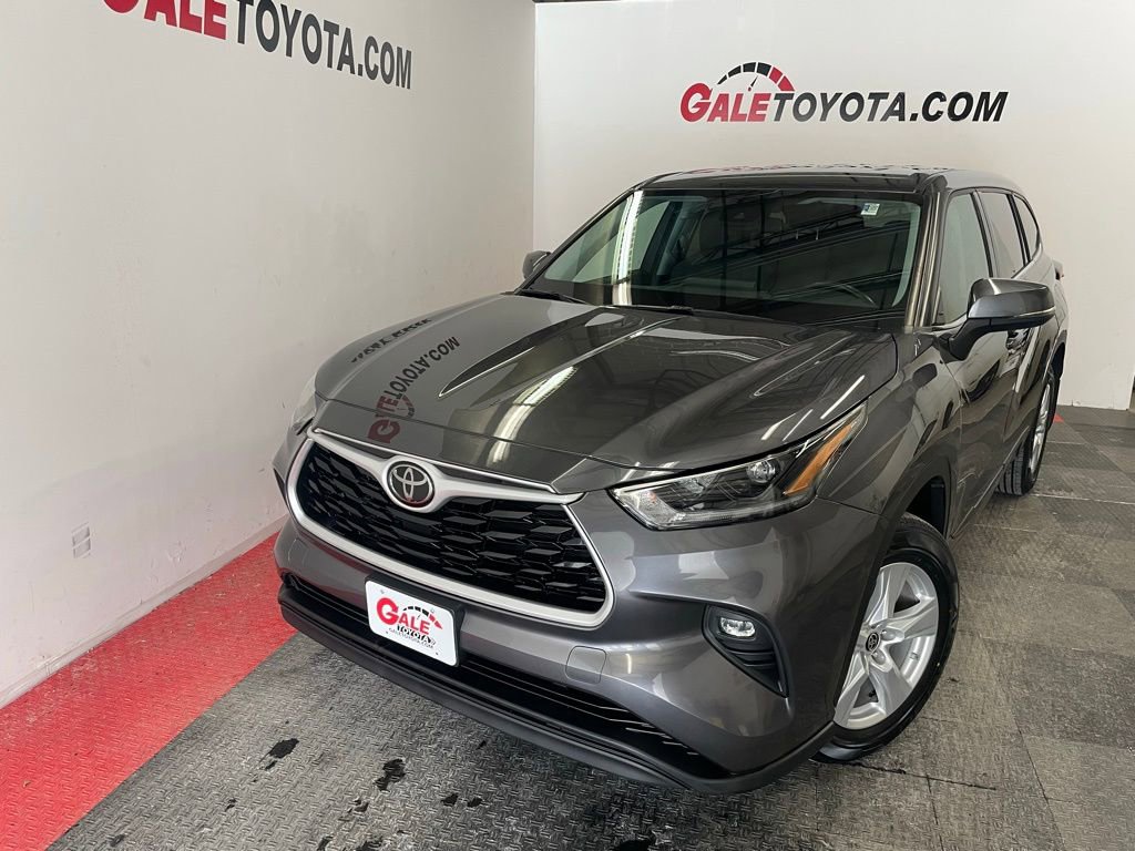 Used 2021 Toyota Highlander LE image 3