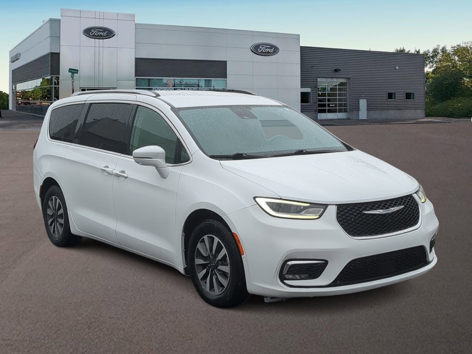 Used 2021 Chrysler Pacifica Touring-L FWD image 2